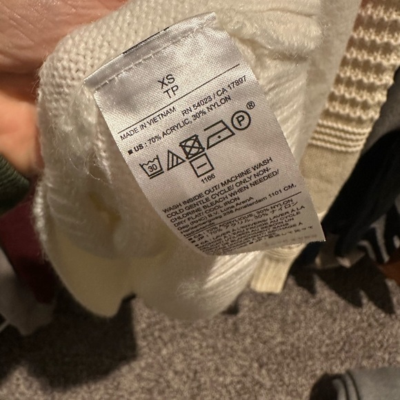 New XS Banana Republic white v neck sweater - Picture 3 of 3